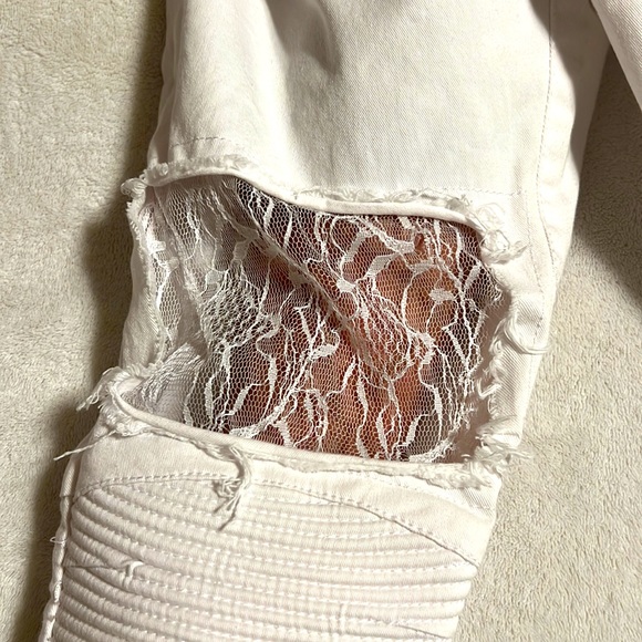 Vinti Andrews. White straight jeans with laces. Size 27, runs small. Buttons. - Picture 9 of 10